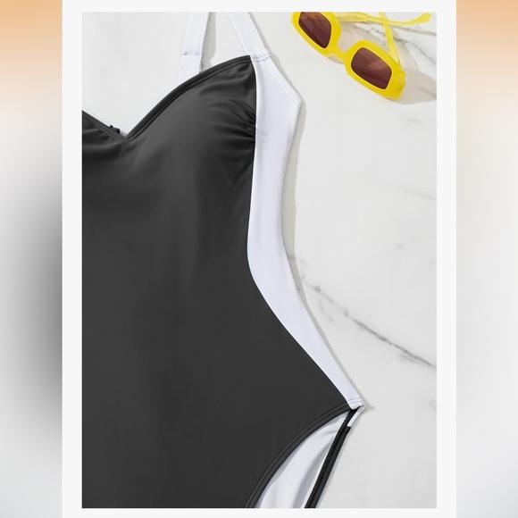 Eomenie One Piece Lace-Up Back, Colorblock Swimsuit.
Size M - Picture 5 of 12